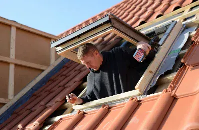 Pose de fenêtre de toit et velux par un couvreur à Castets et Castillon